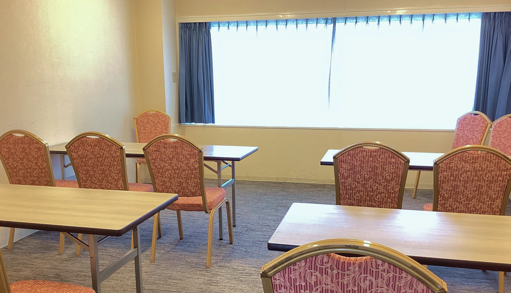 窓のある会議室