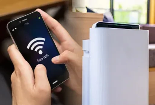 無料Wi-Fiに接続したスマートフォンと加湿空気清浄機