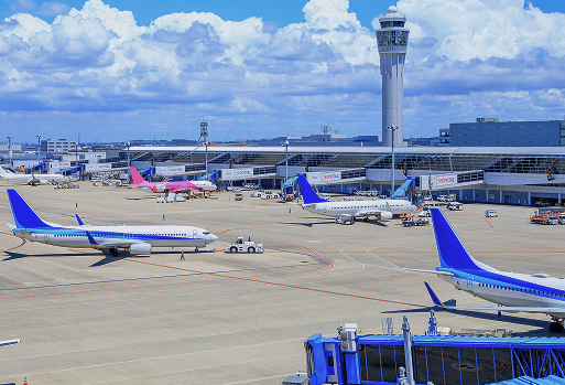 中部国際空港の管制塔と駐機中の飛行機