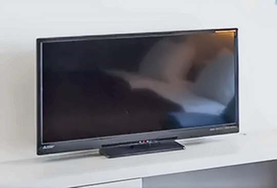 台の上に置かれた液晶テレビ