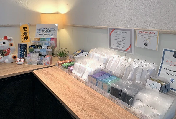 カウンターに並ぶ歯ブラシや入浴剤などのアメニティ